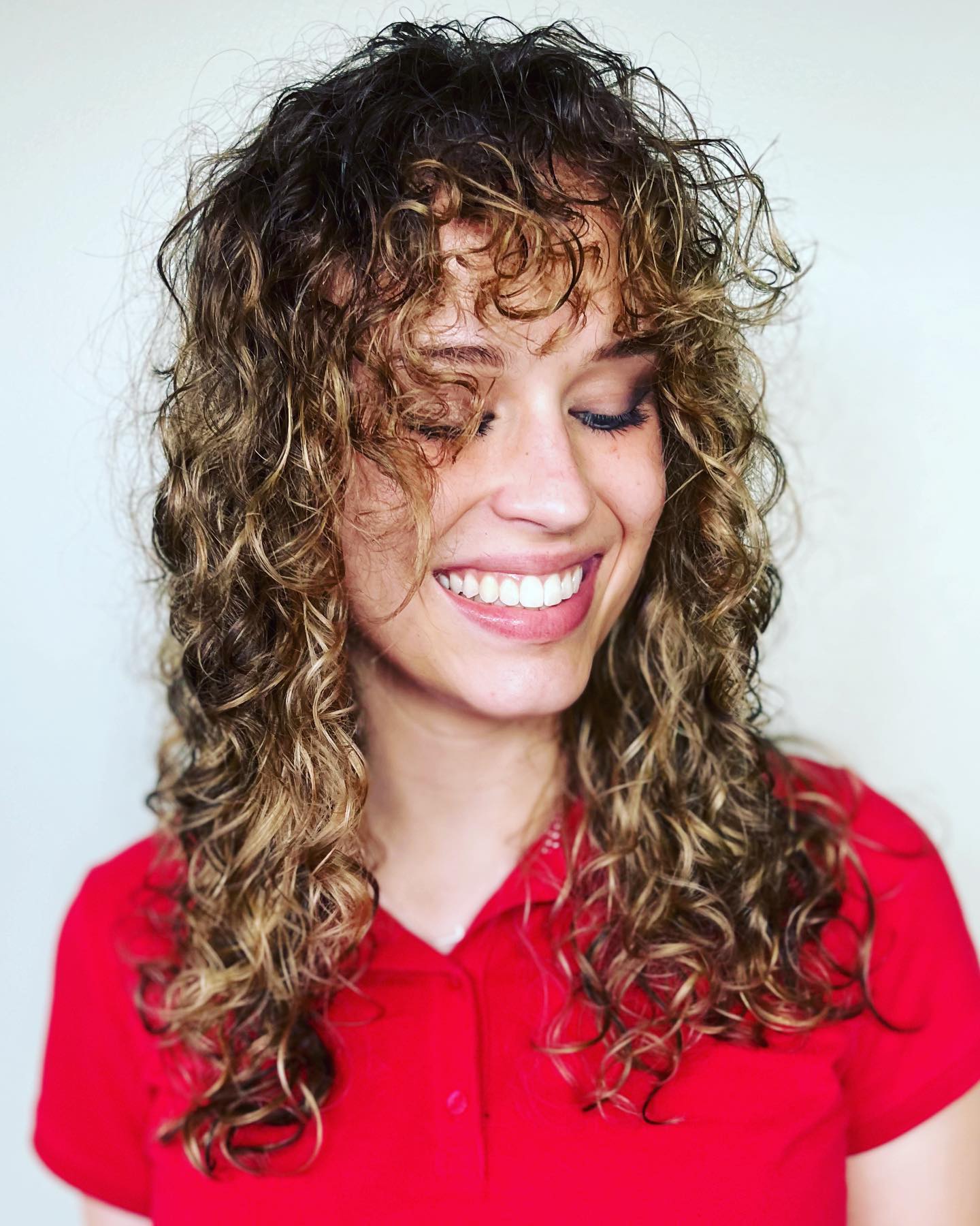Curly highlighted style by Hannah Nadji